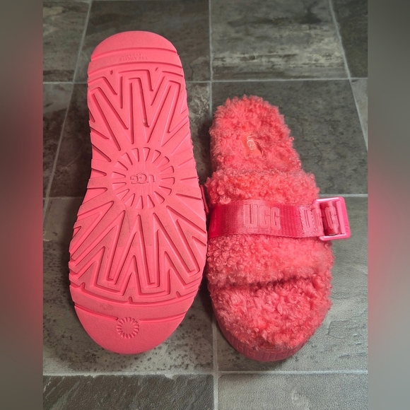 UGG FLUFFITA STRAWBERRY SORBET SLIDE SANDALS. - Picture 4 of 7